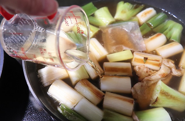 煮出したネギの鍋に