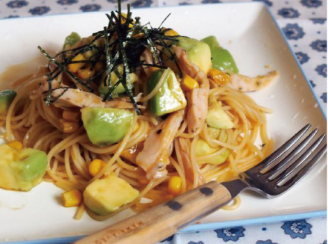 アボカドとサラダチキンのバター醤油パスタ