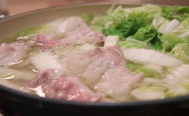 白菜の青いところと、豚バラを1枚ずつ伸ばして入れて