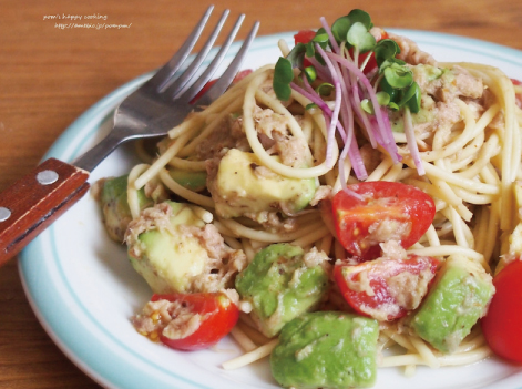 トマトとアボカドのツナパスタ