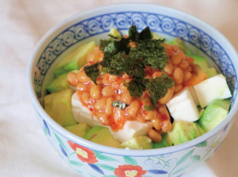 キムチ納豆のアボカド丼