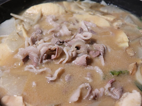 イノシシ肉(ぼたん)を入れます