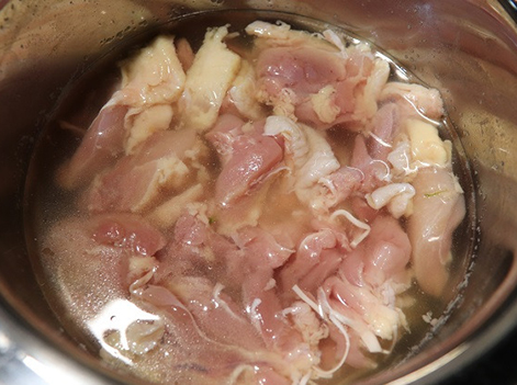 鶏肉を漬け込みます