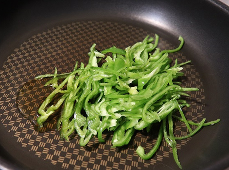 フライパンで炒めます