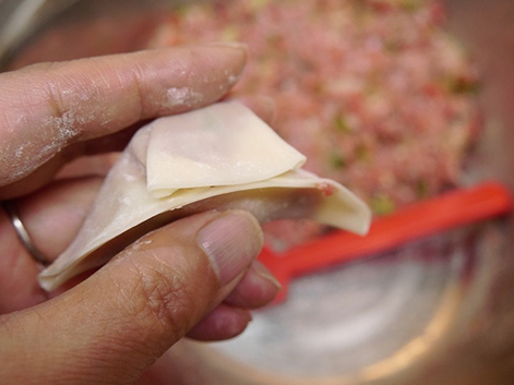 フチ押さえた餃子の包み方