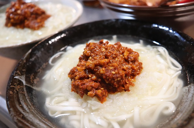 坦々麺（うどん）は肉なし玉ねぎで旨し♪