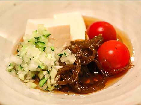 玉ねぎもずくで食べる湯豆腐