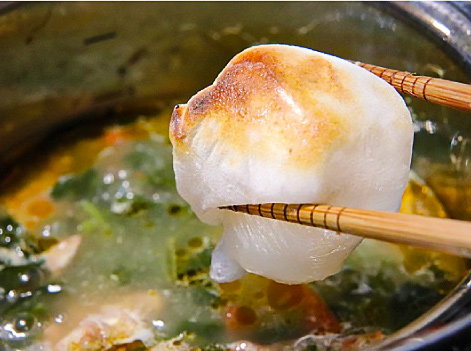 チキンの野菜スープで食べる焼き餅