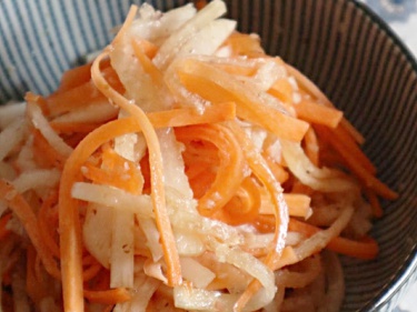 おだしが効いた大根とにんじんの酢の物