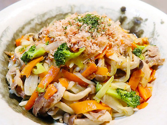 讃岐うどんで作る野菜たっぷり焼きうどん